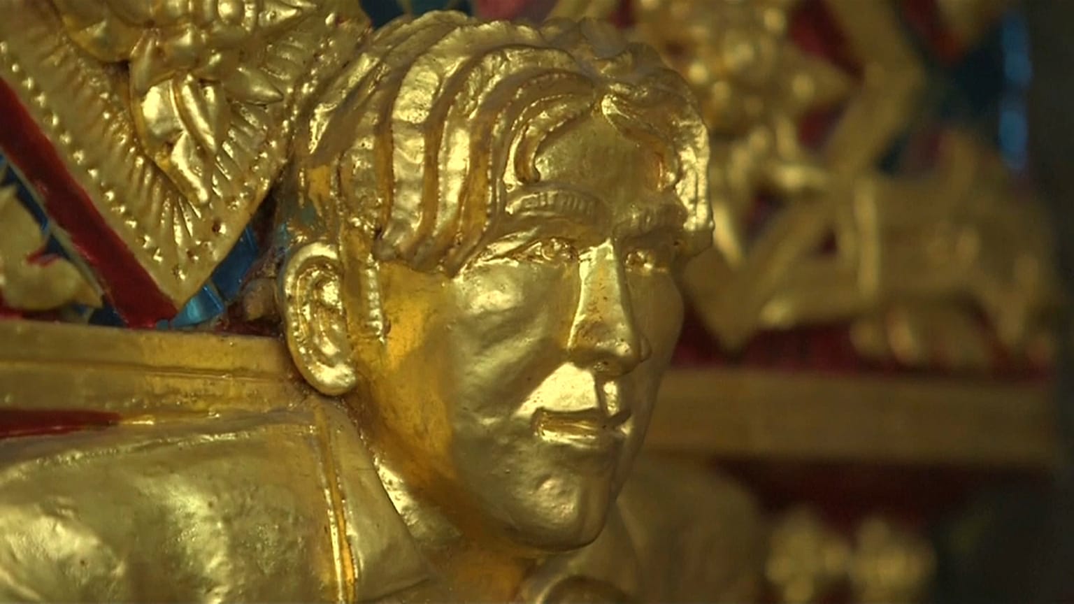 The statue features Beckham's Nineties floppy hairstyle and Man Utd jersey
