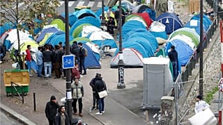 پلیس فرانسه یک کمپ محل تجمع مهاجران در پاریس را برچید