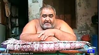 صورة من الفيديو - نقل الرجل الأكثر وزنا في باكستان