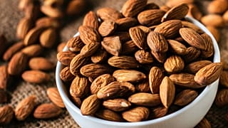 يستعمل اللوز في العديد من الحلويات والأطباق الشهية، وهو غني بالمواد الغذائية