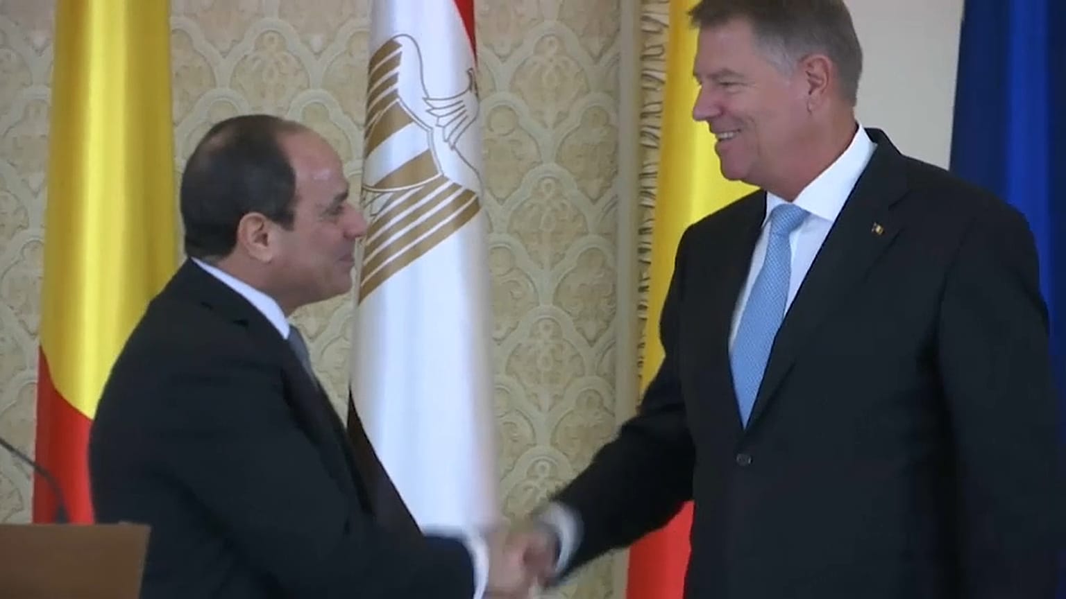 الرئيس المصري عبد الفتاح السيسي مع نظيره الروماني كلاوس يوهانيس 