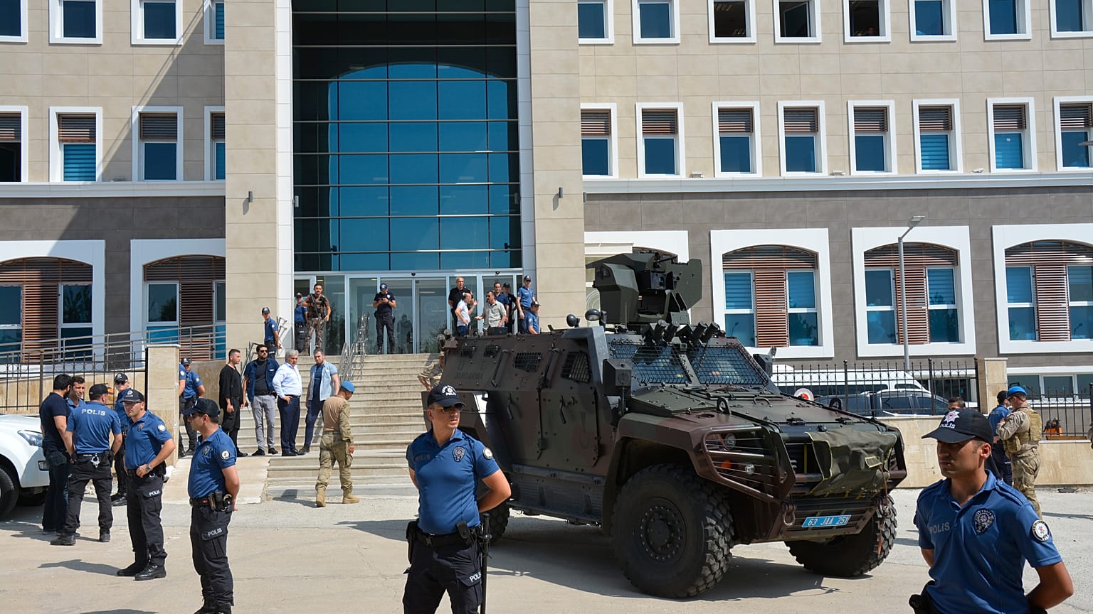 Şanlıurfa'nın Siverek ilçesinde akraba iki aile arasında çıkan silahlı kavga