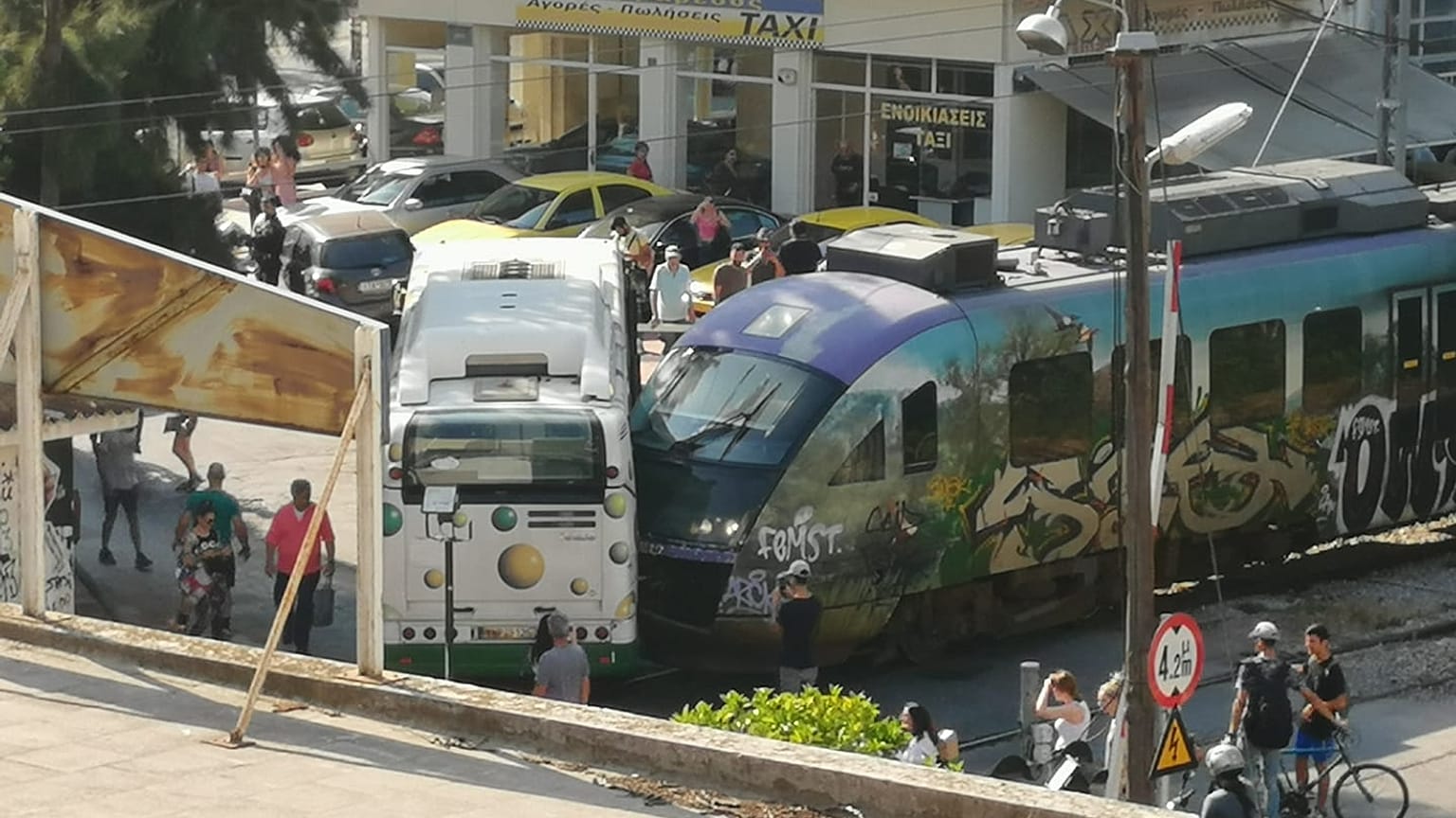 Σύγκρουση λεωφορείου με συρμό του προαστιακού στη Λιοσίων