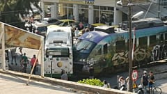 Σύγκρουση λεωφορείου με συρμό του προαστιακού στη Λιοσίων