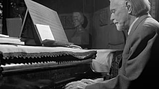 Kodály Zoltán otthonában zongorázik 1962 szeptemberében