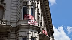 Eladó lakást hirdető feliratok a Kossuth Lajos és a Városház utca saroképületén
