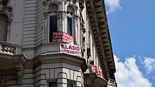Eladó lakást hirdető feliratok a Kossuth Lajos és a Városház utca saroképületén