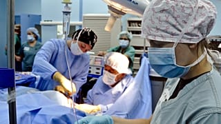 بعد 10 سنوات من الألم ... ماذا وجدوا في أمعائها؟