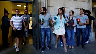 Jose Angel Prenda és Alfonso Jesus Cabezuelo, a Farkasfalka két tagja távozik a sevillai bíróságról