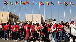 مشجعات بانتظار دخول استاد القاهرة