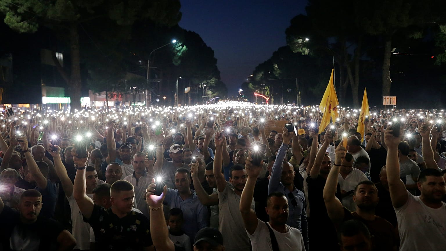 Arnavutluk'ta binlerce muhalif, başbakanlık ofisi önünde hükümeti protesto etti