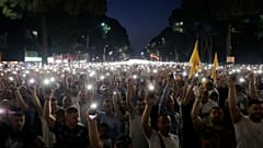Arnavutluk'ta binlerce muhalif, başbakanlık ofisi önünde hükümeti protesto etti