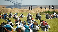 Klimaproteste - Demonstranten durchbrechen Absperrungen in den Tagebau
