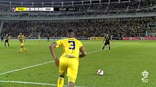 هارولد غولون قبل تنفيذ الضربة الحرة