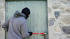 مشهد تمثيلي لجريمة سطو على أحد المنازل 