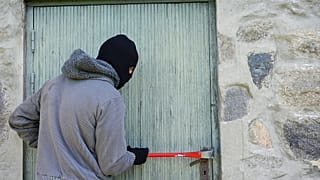 مشهد تمثيلي لجريمة سطو على أحد المنازل 
