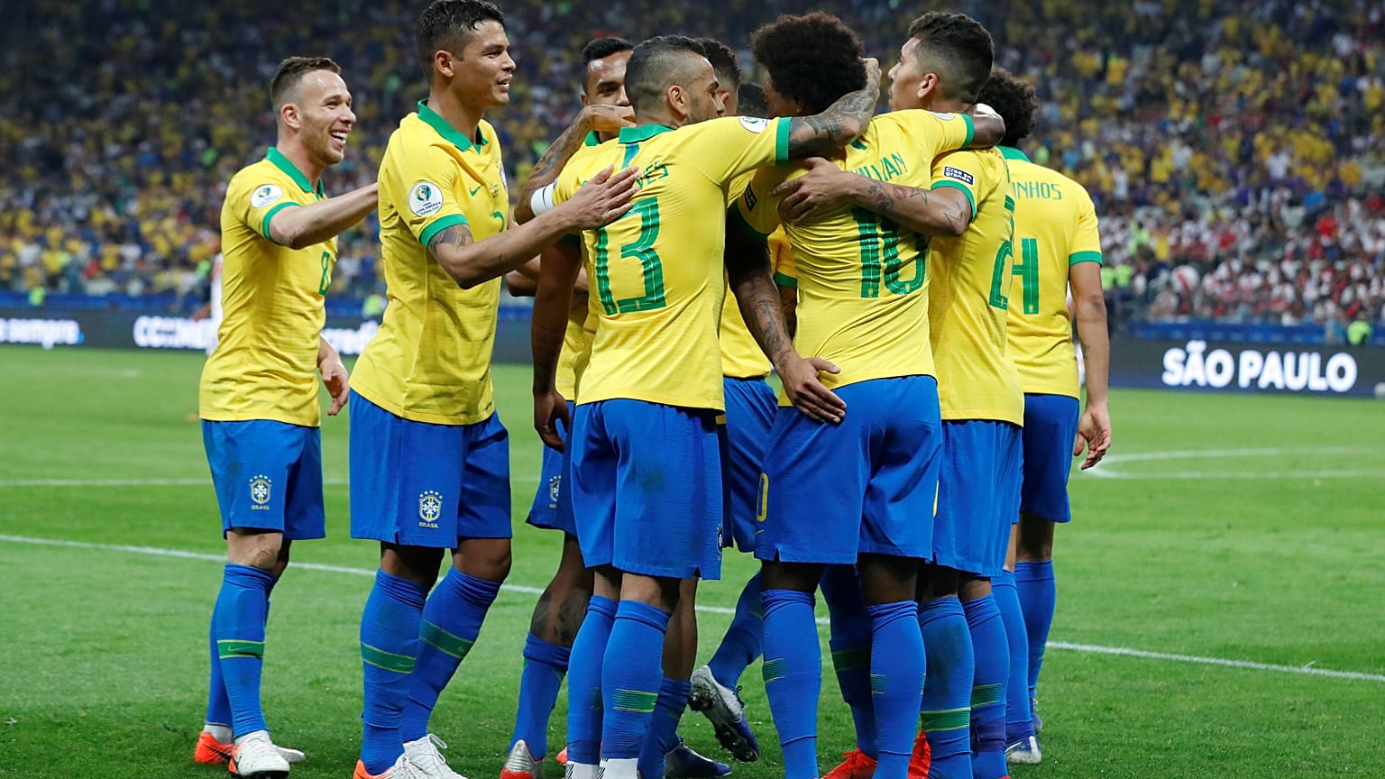 Brasil goleia Peru rumo aos quartos de final da Copa América