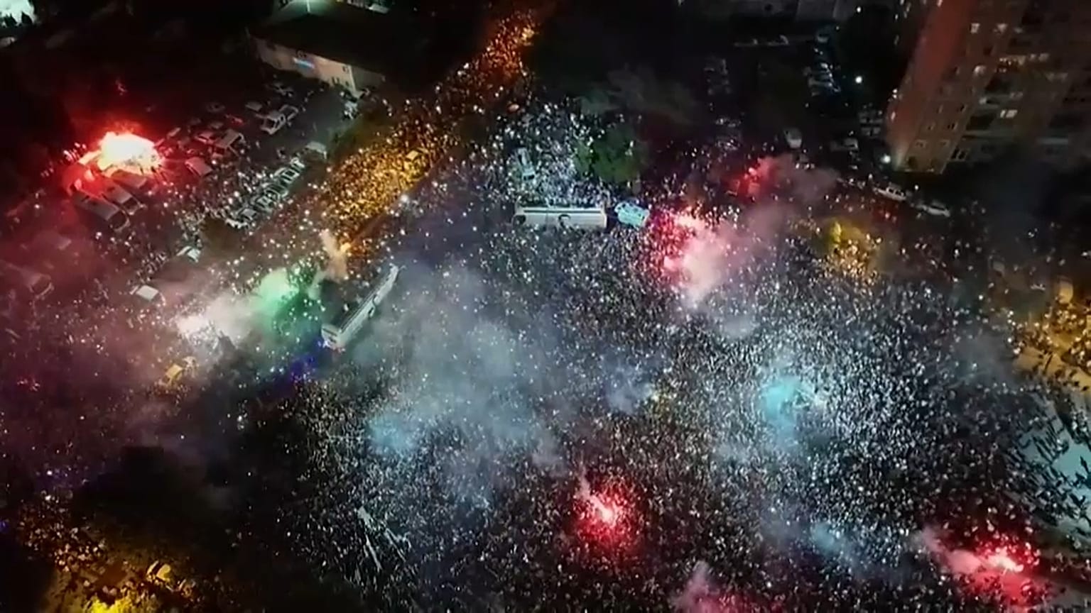 Istanbul noire de monde pour célébrer la victoire d'Ekrem Imamoglu