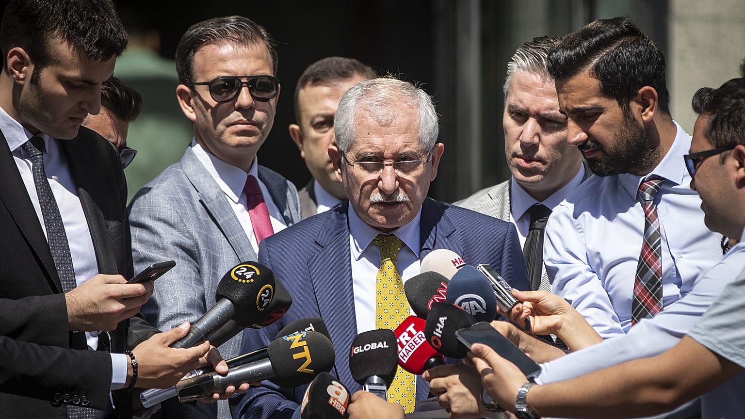Yüksek Seçim Kurulu (YSK) Başkanı Sadi Güven, YSK önünde açıklamalarda bulundu.
 ( Özge Elif Kızıl - Anadolu Ajansı )