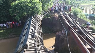 Переполненный поезд сошёл с рельсов