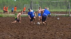 Un campionato di calcio nel fango