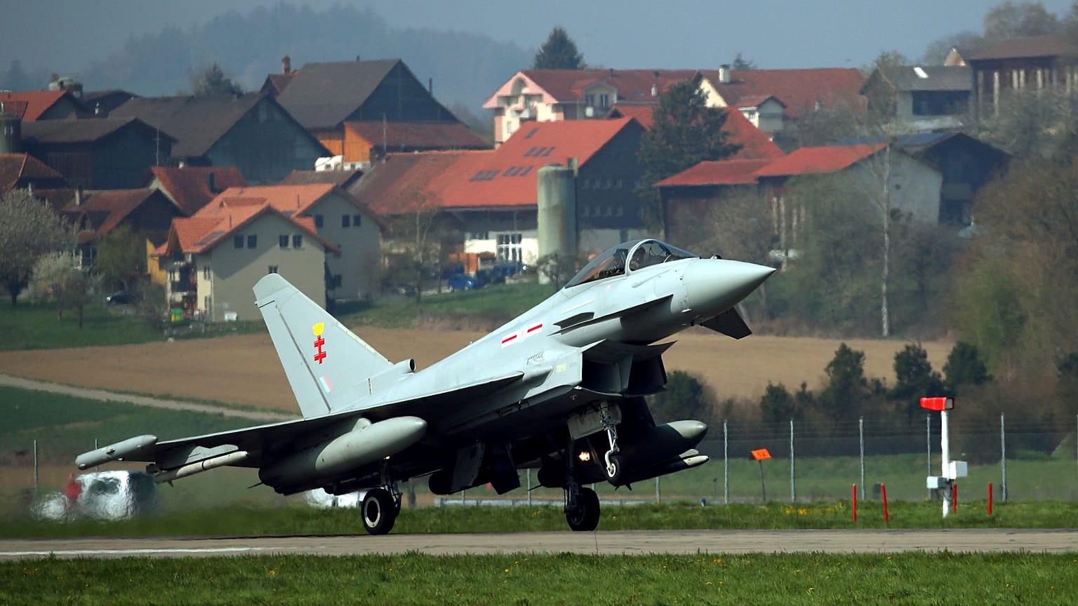 Almanya'da savaş uçakları havada çarpıştı: Bir pilot öldü