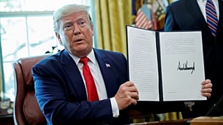 Трамп "наказал" Иран новыми санкциями за сбитый беспилотник
