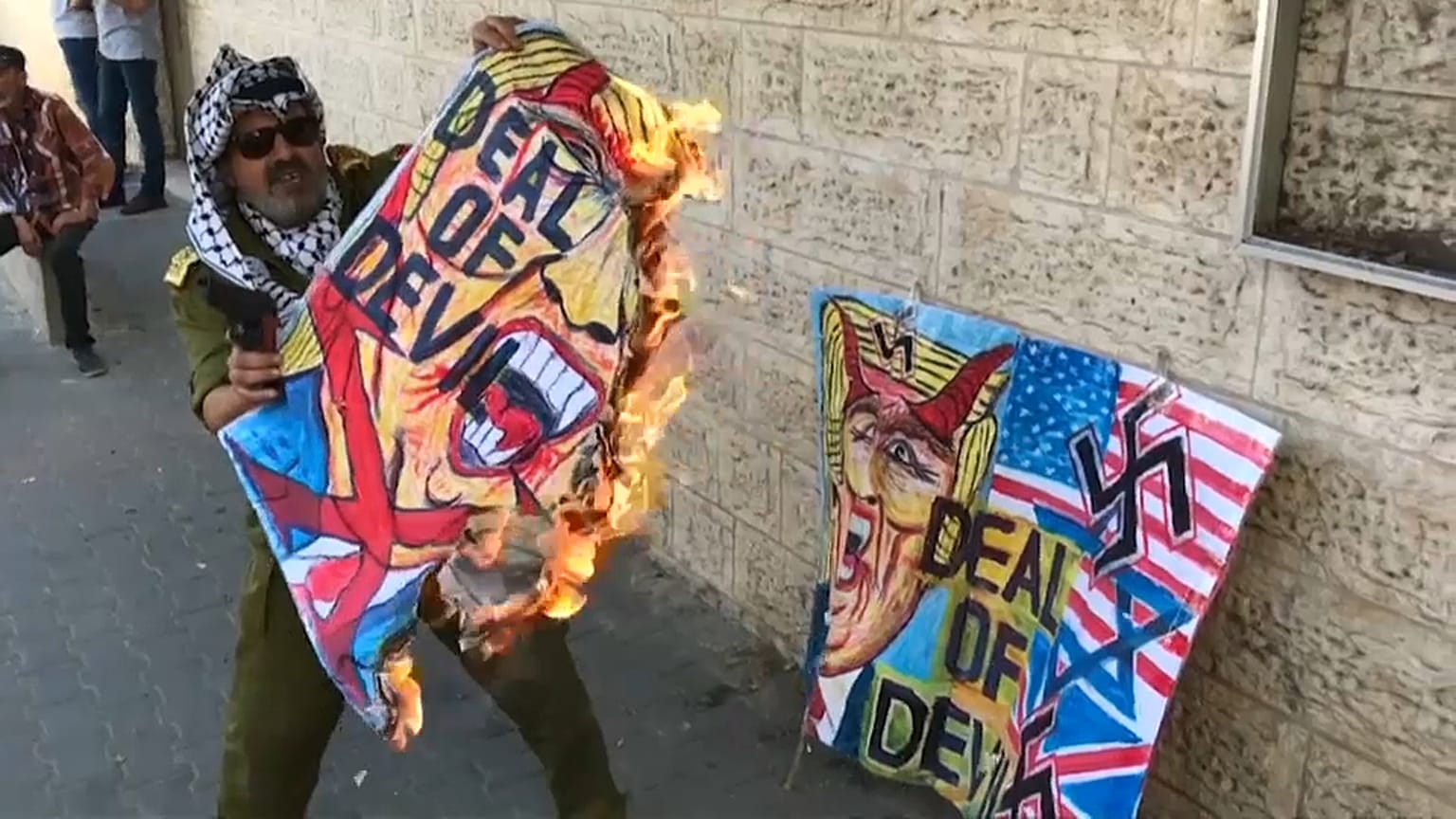 فلسطيني يحرق صورة لترامب