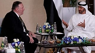 وزير الخارجية الأمريكي مايك بومبيو (الى اليسار) وولي عهد أبوظبي الشيخ محمد بن زايد في أبو ظبي 