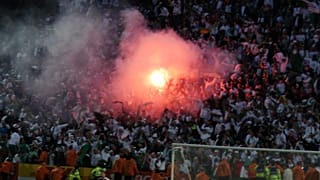 شماريخ أشعلها مناصرون جزائريون أثناء مباراة الجزائر- كينيا في نهائيات كأس الأمم الإفريقية بالقاهرة