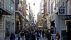 Κόσμος περπατάει στην οδό Ερμού στο κέντρο της Αθήνας, Τετάρτη 13 Δεκεμβρίου 2017. ΑΠΕ-ΜΠΕ/ΑΠΕ-ΜΠΕ/ΑΛΕΞΑΝΔΡΟΣ ΒΛΑΧΟΣ