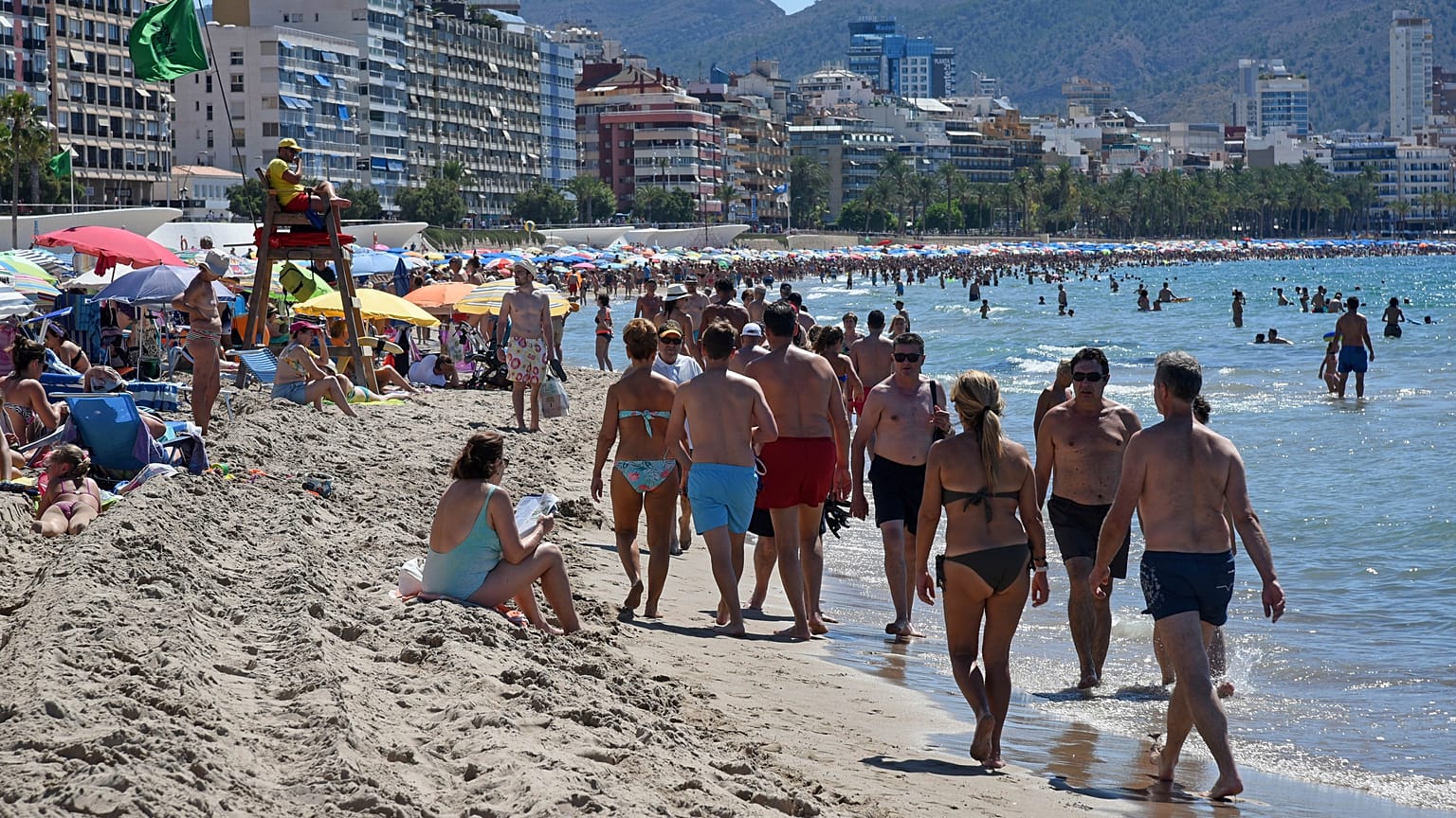 Benidorm, 2017. július 2. A Poniente Beach látványa hétvégén.