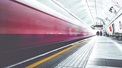 Парень, столкнувший 90-летнего пассажира на рельсы в метро, получил пожизненный срок