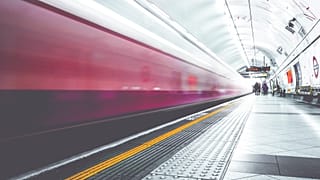 Парень, столкнувший 90-летнего пассажира на рельсы в метро, получил пожизненный срок