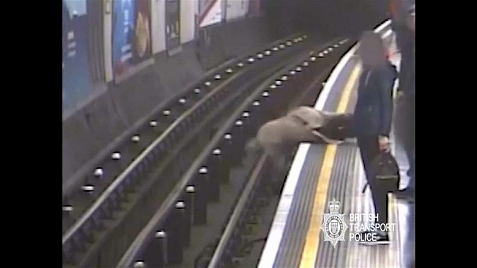90 éves embert lökött a sínekre a londoni metróban, életfogytiglant kapott