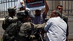 شاهد: اشتباكات بين فلسطينيين وقوات إسرائيلية احتجاجاً على مؤتمر البحرين