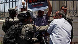 شاهد: اشتباكات بين فلسطينيين وقوات إسرائيلية احتجاجاً على مؤتمر البحرين
