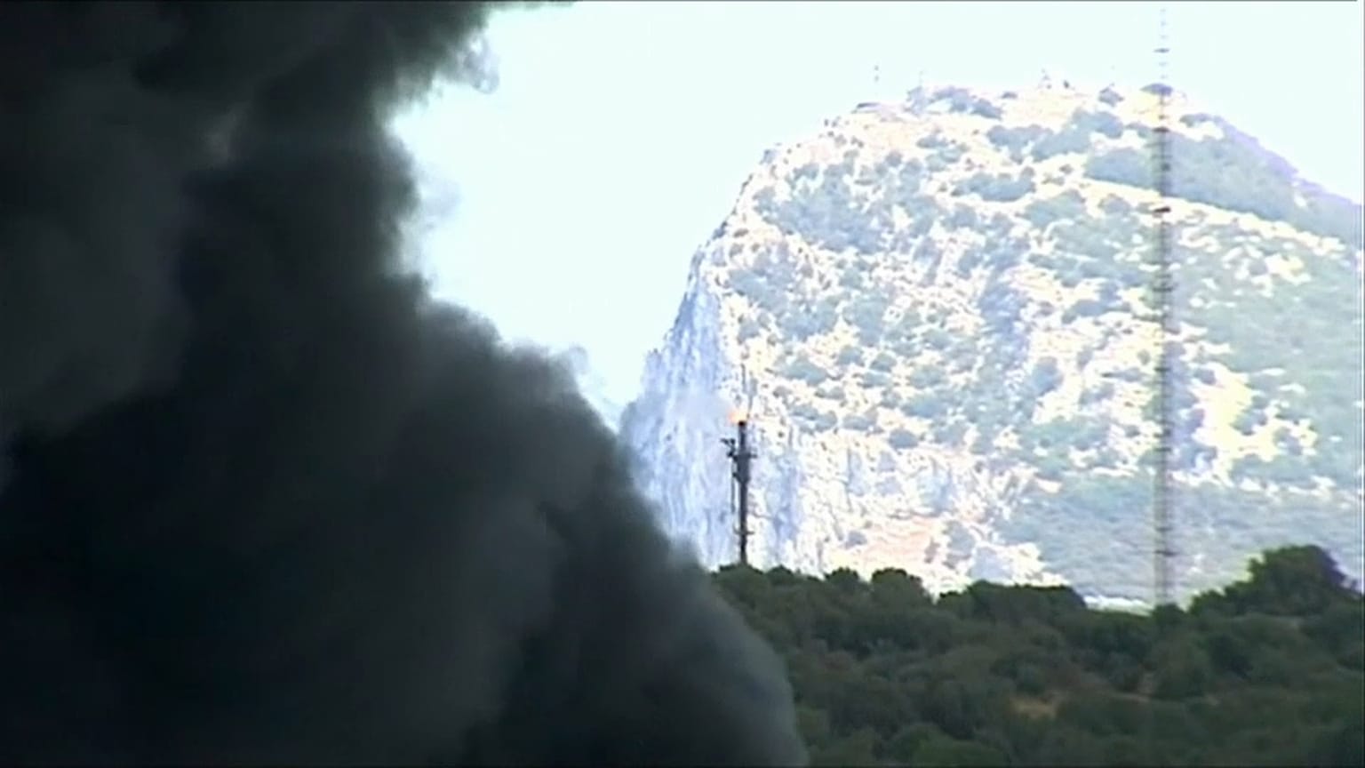 Acotado el incendio en una nave industrial de San Roque