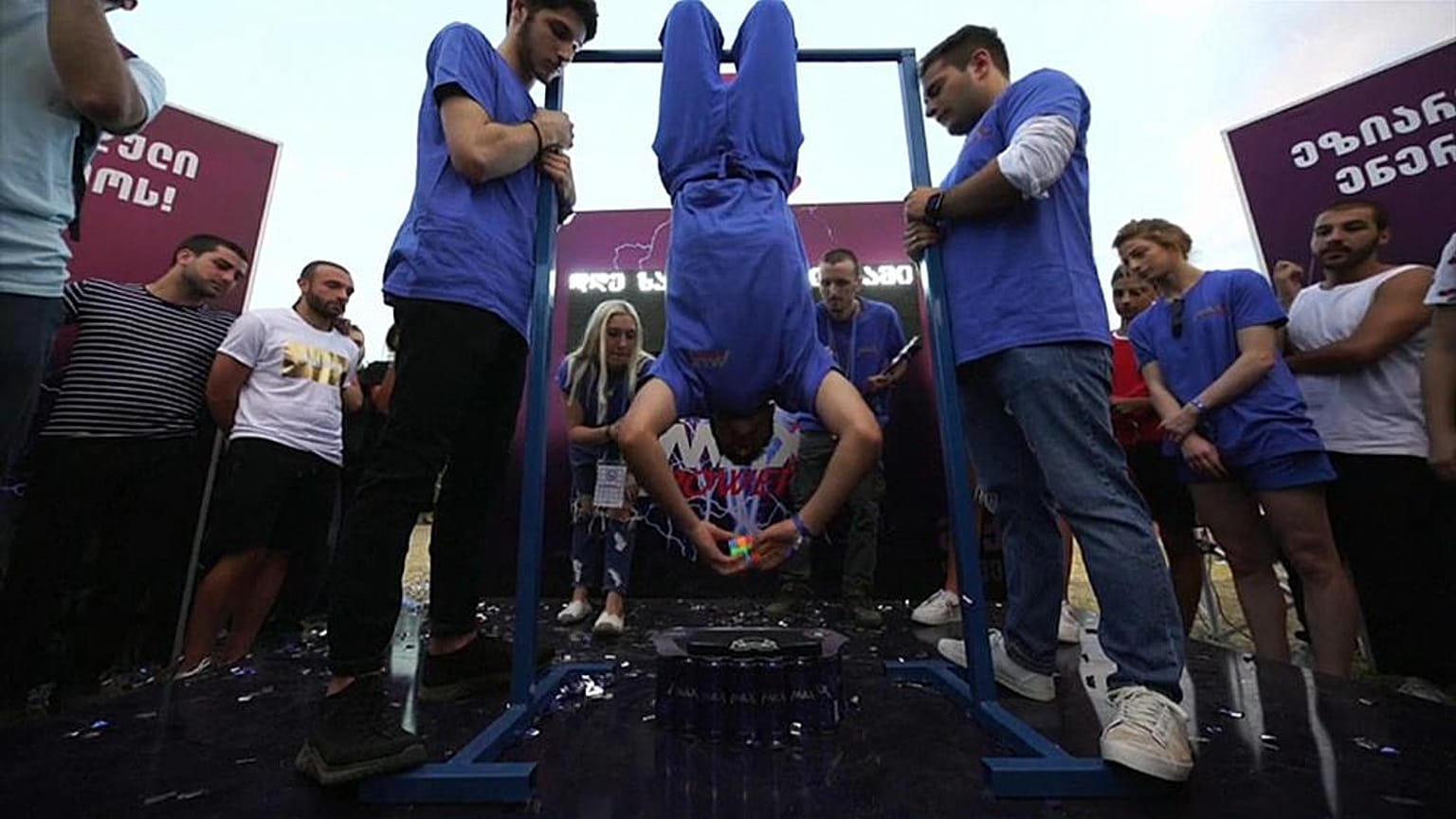 Rubik-rekord: 13 másodperc alatt rakta ki fejjel lefelé lógva a kockát egy diák