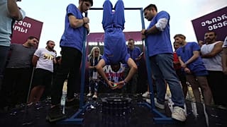 Rubik-rekord: 13 másodperc alatt rakta ki fejjel lefelé lógva a kockát egy diák