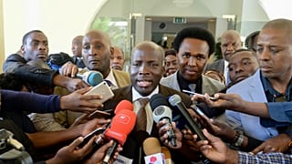 Secretário-geral da Renamo, André Majibire (C), fala aos jornalistas após entrega da candidatura