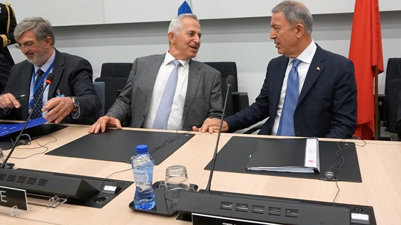 Αποστολάκης: Επιζητούμε την ειρήνη, αλλά δεν κάνουμε πίσω
