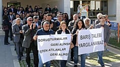 Barış akademisyeni Tezcan uçak kapısında gözaltına alındı, ifadesinden sonra serbest bırakıldı
