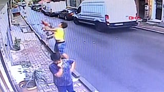 شاهد: شاب جزائري ينقذ طفلة سورية من موت محقق في تركيا 