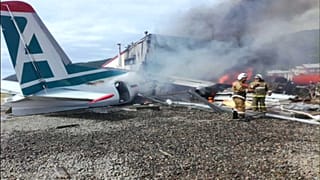 شاهد: قتيلان و7 جرحى خلال هبوط اضطراي لطائرة روسية 