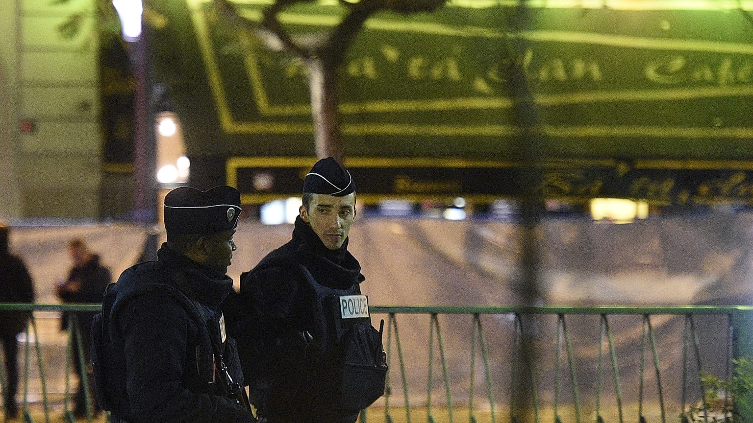 Devant le bataclan, après les attentats du 13 novembre 2015, le 14 novembre 2015