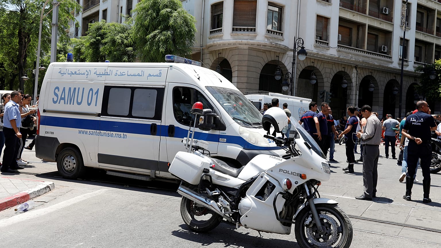 آلية تابعة للشرطة التونسية بالقرب من مكان أحد التفجيرين