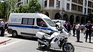 آلية تابعة للشرطة التونسية بالقرب من مكان أحد التفجيرين