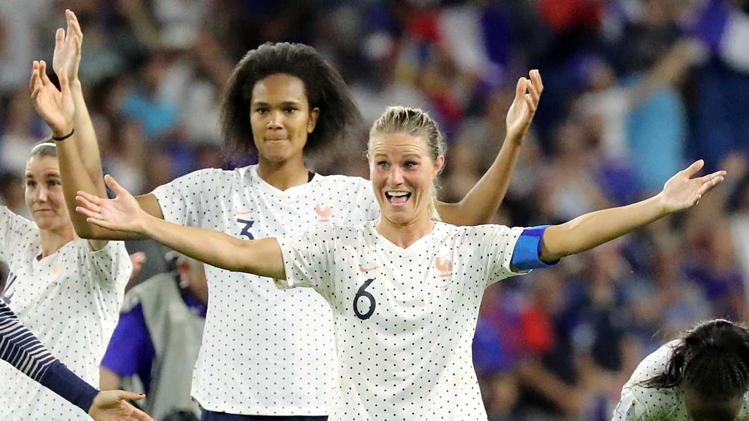 Amandine Henry et Wendie Renard après leur victoire face au Brésil - 23/06/19 