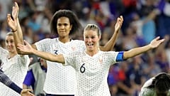 Amandine Henry et Wendie Renard après leur victoire face au Brésil - 23/06/19 